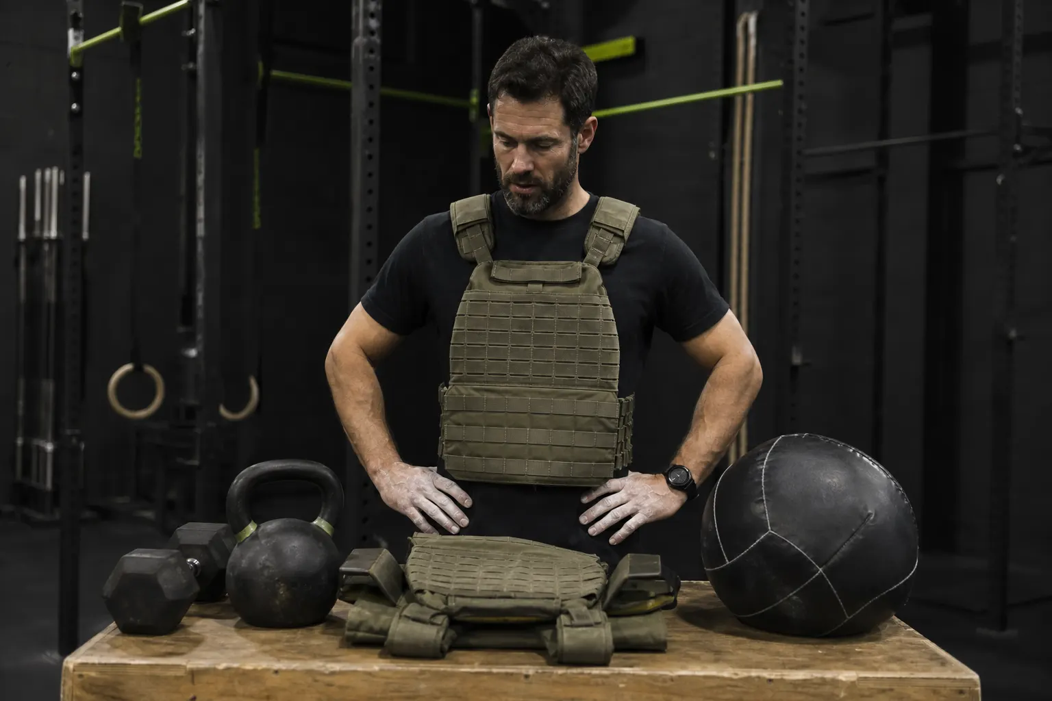 Athlète CrossFit ajustant son gilet lesté avant un WOD